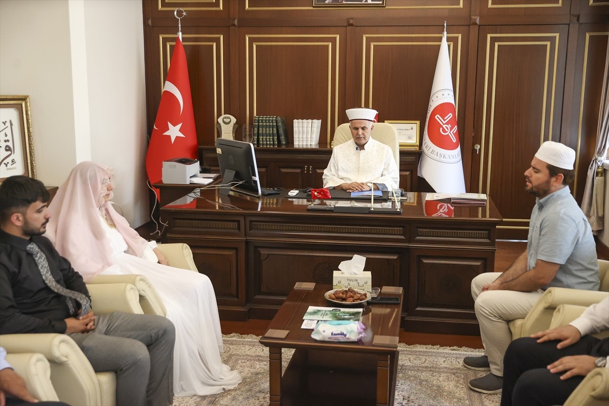 İngiliz Emily Anna (sol2) Gaziantepli nişanlısı Ferhat Tutan (solda) sayesinde Gaziantep İl...