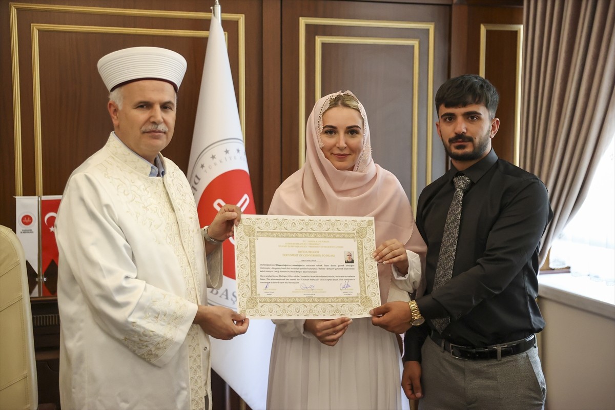 İngiliz Emily Anna (sol2) Gaziantepli nişanlısı Ferhat Tutan (solda) sayesinde Gaziantep İl...