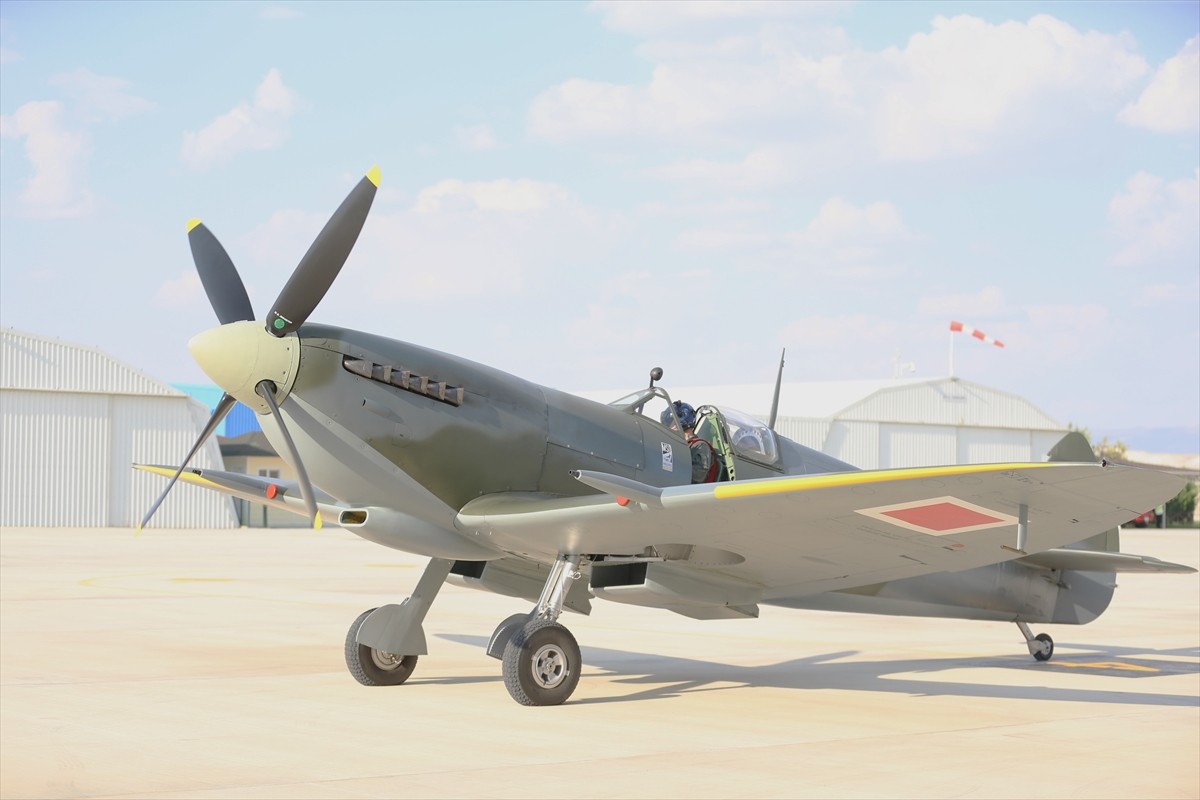 İngiltere'den uçarak gelen Spitfire Mk9 savaş uçağı, Eskişehir'in Sivrihisar ilçesinde bulunan...