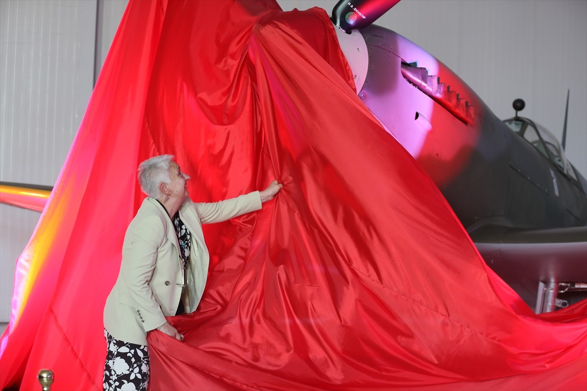 İngiltere'den uçarak gelen Spitfire Mk9 savaş uçağı, Eskişehir'in Sivrihisar ilçesinde bulunan...