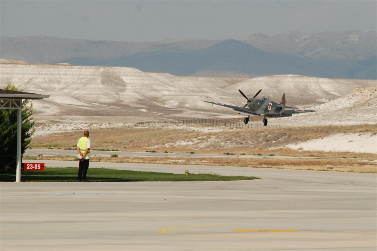 İngiltere'den uçarak gelen Spitfire Mk9 savaş uçağı, Eskişehir'in Sivrihisar ilçesinde bulunan...