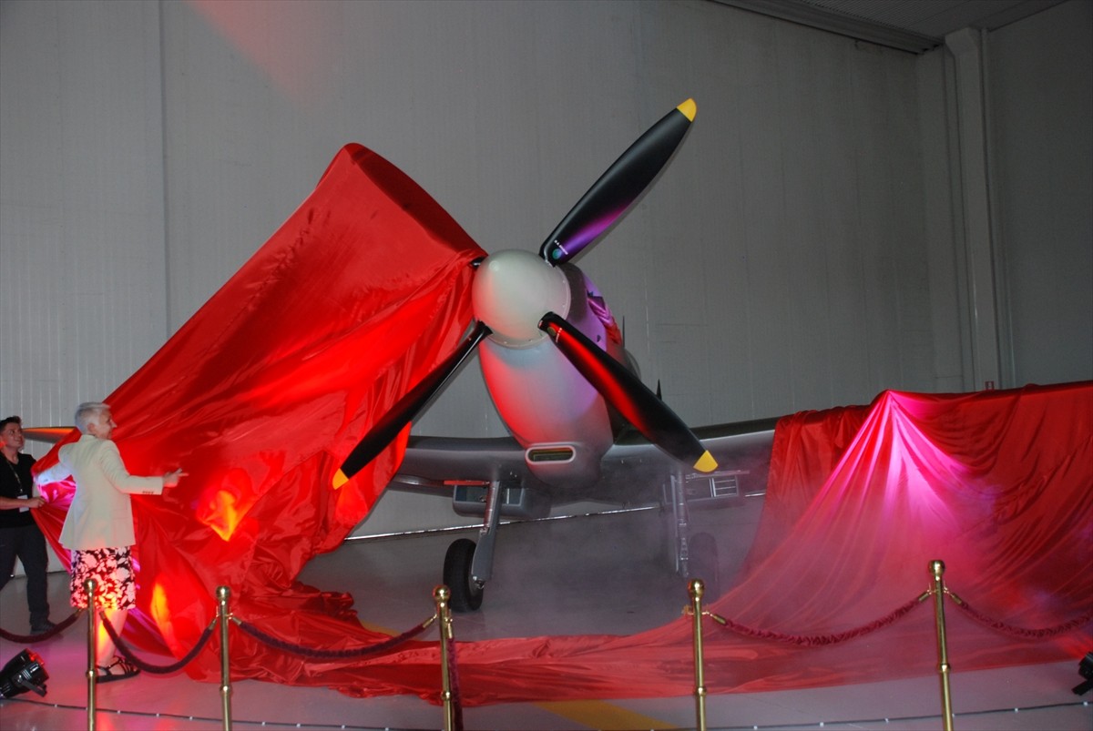 İngiltere'den uçarak gelen Spitfire Mk9 savaş uçağı, Eskişehir'in Sivrihisar ilçesinde bulunan...