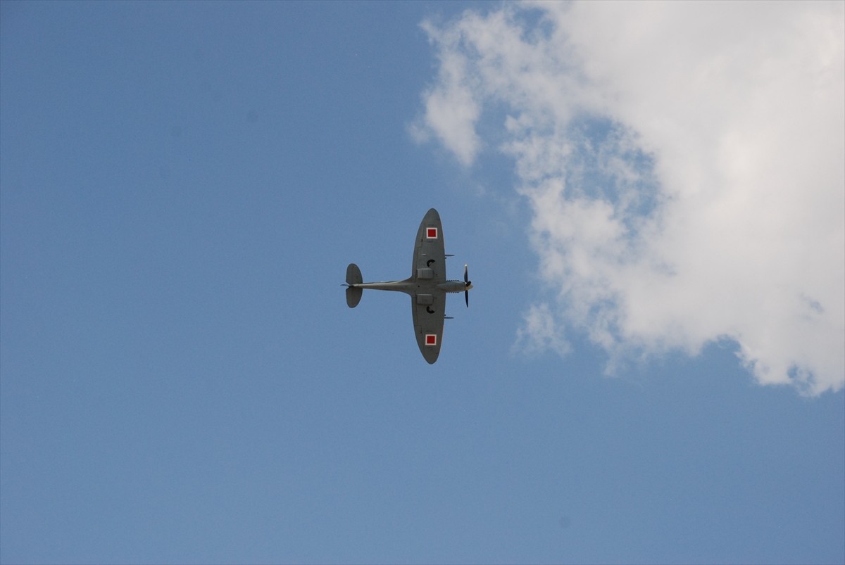İngiltere'den uçarak gelen Spitfire Mk9 savaş uçağı, Eskişehir'in Sivrihisar ilçesinde bulunan...