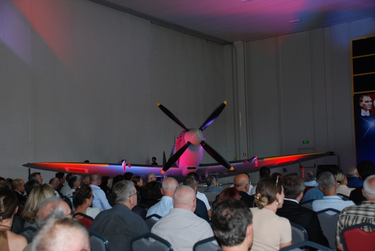 İngiltere'den uçarak gelen Spitfire Mk9 savaş uçağı, Eskişehir'in Sivrihisar ilçesinde bulunan...