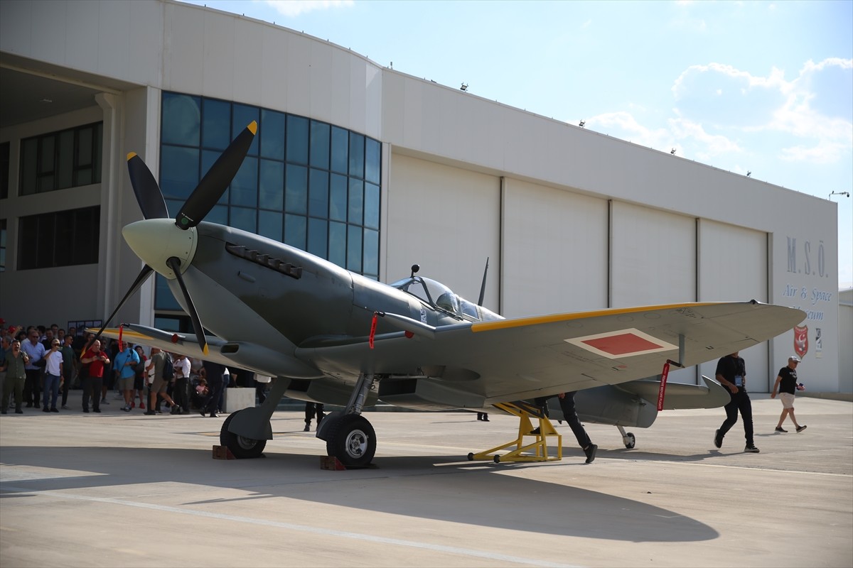 İngiltere'den uçarak gelen Spitfire Mk9 savaş uçağı, Eskişehir'in Sivrihisar ilçesinde bulunan...