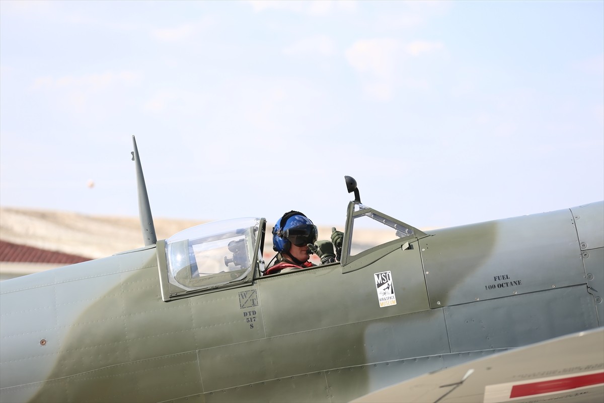 İngiltere'den uçarak gelen Spitfire Mk9 savaş uçağı, Eskişehir'in Sivrihisar ilçesinde bulunan...