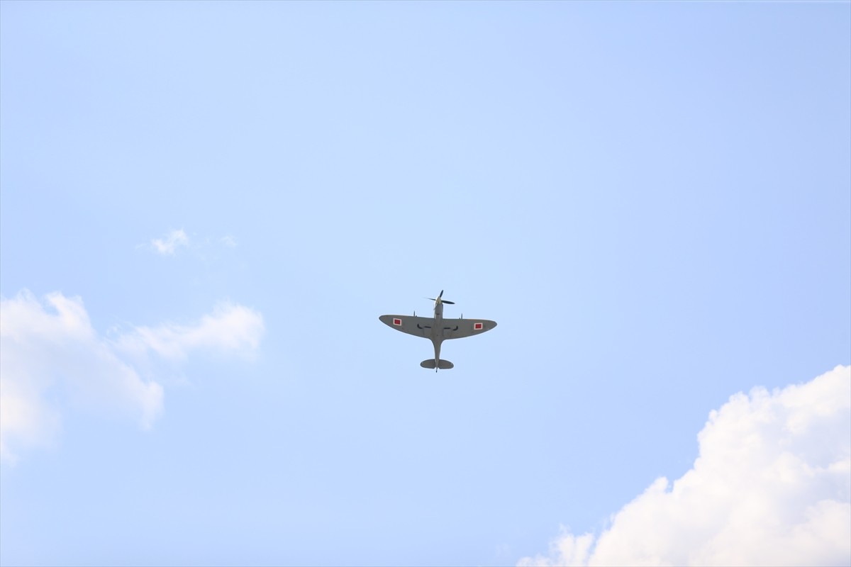 İngiltere'den uçarak gelen Spitfire Mk9 savaş uçağı, Eskişehir'in Sivrihisar ilçesinde bulunan...