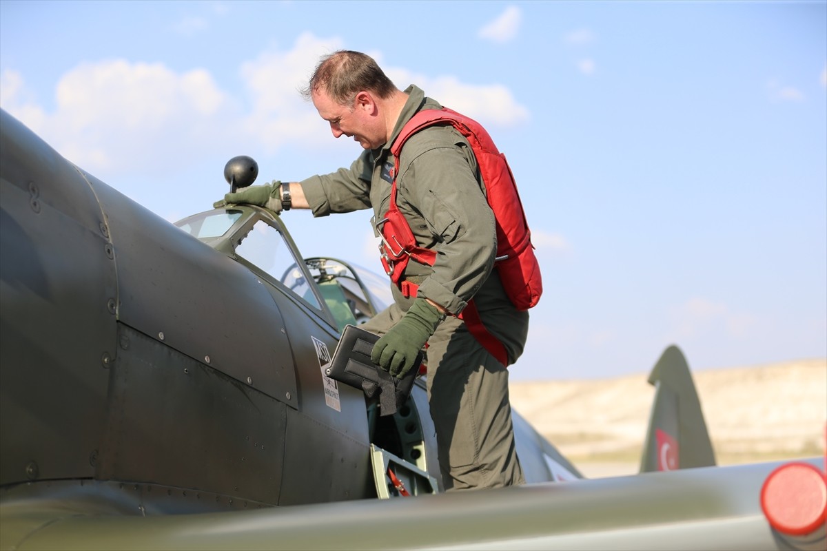 İngiltere'den uçarak gelen Spitfire Mk9 savaş uçağı, Eskişehir'in Sivrihisar ilçesinde bulunan...