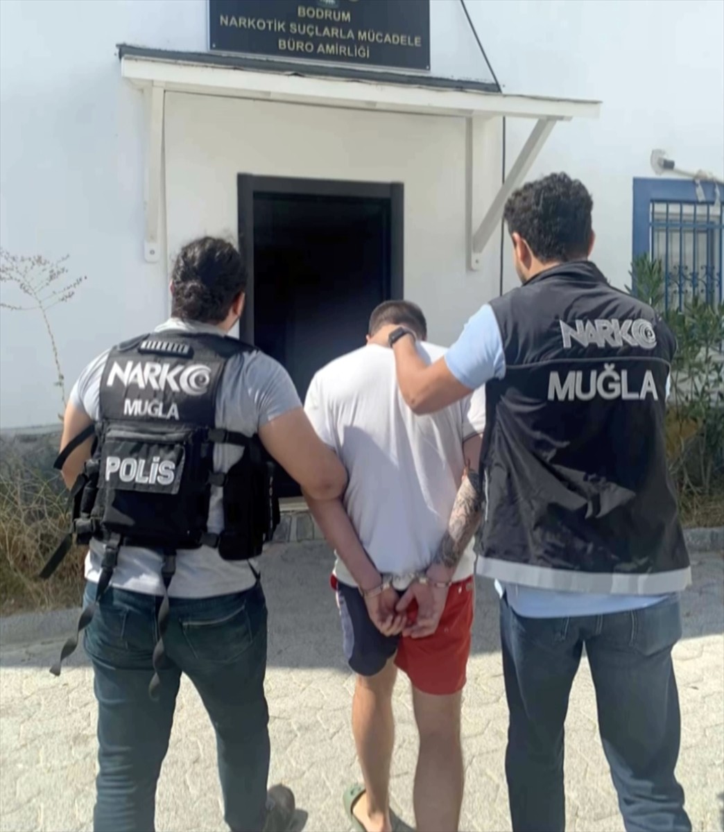 İnterpol kırmızı bülteniyle uyuşturucu ve dolandırıcılık gibi suçlardan aranan Alexander...