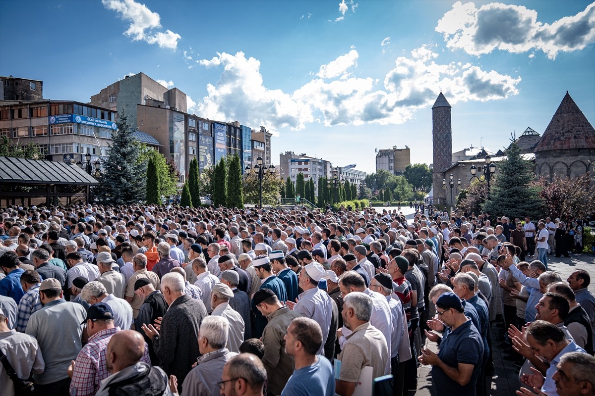 İran'ın başkenti Tahran'da suikasta uğrayan Hamas Siyasi Büro Başkanı İsmail Heniyye için Erzurum...