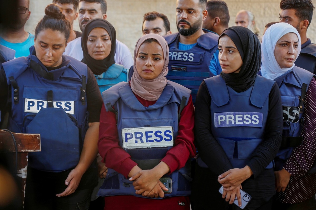 İsrail'in abluka altındaki Gazze Şeridi'ne yönelik yıkıcı saldırıları 299 gündür sürerken İsrail...