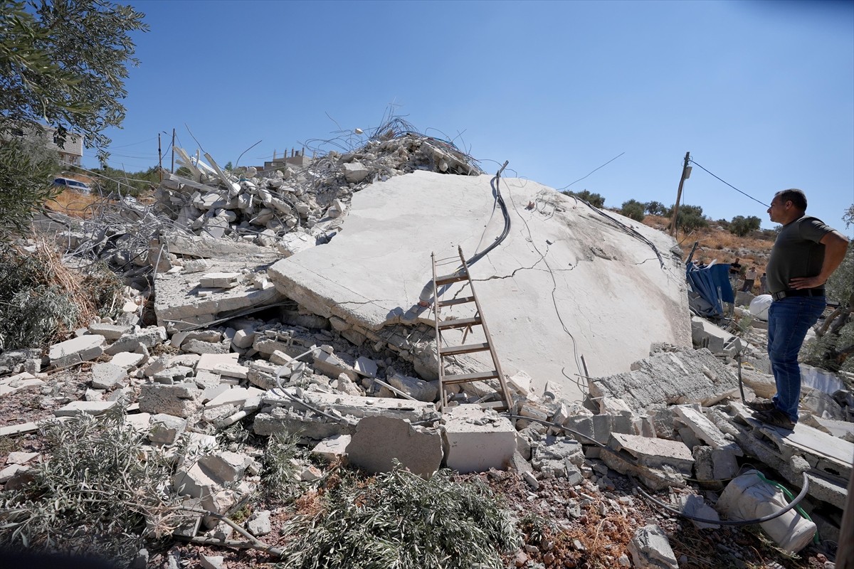 İsrail askerleri, işgal altındaki Batı Şeria'nın kuzeyinde bir Filistinlinin evini "ruhsatsız...