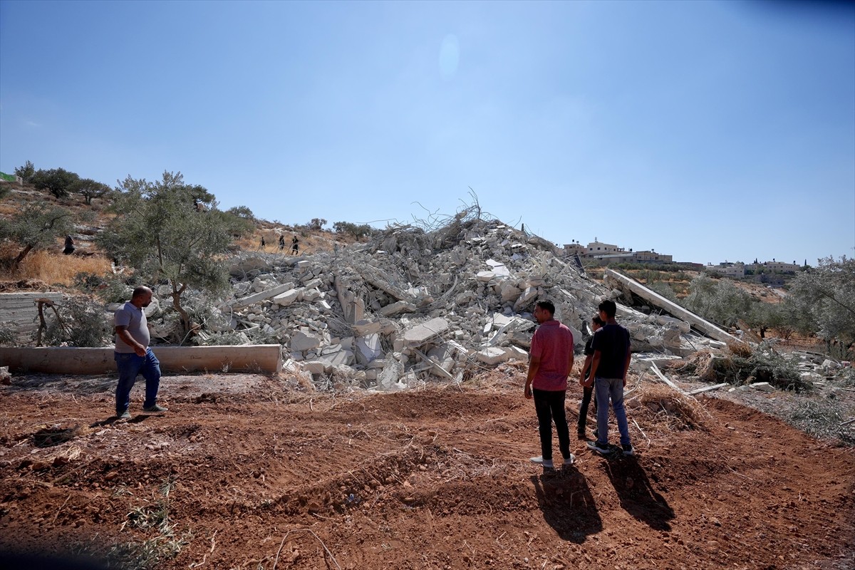 İsrail askerleri, işgal altındaki Batı Şeria'nın kuzeyinde bir Filistinlinin evini "ruhsatsız...