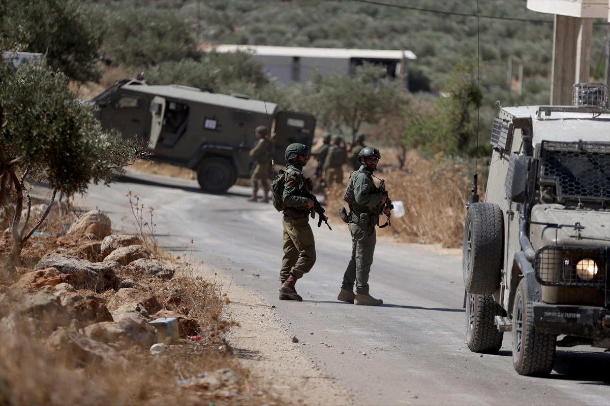 İsrail askerleri, işgal altındaki Batı Şeria'nın kuzeyinde bir Filistinlinin evini "ruhsatsız...