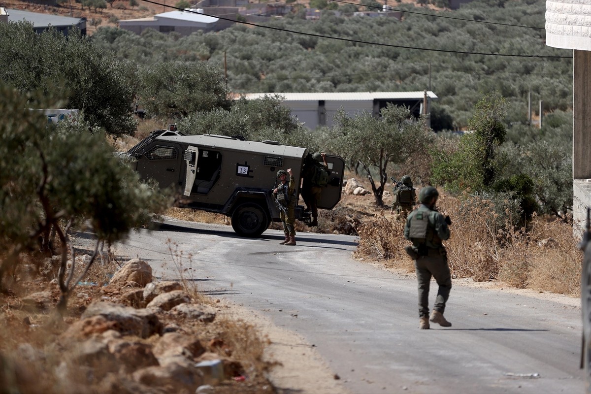 İsrail askerleri, işgal altındaki Batı Şeria'nın kuzeyinde bir Filistinlinin evini "ruhsatsız...