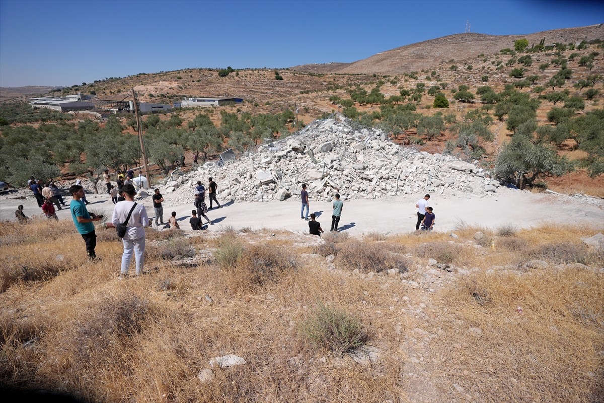 İsrail askerleri, işgal altındaki Batı Şeria'nın kuzeyinde bir Filistinlinin evini "ruhsatsız...