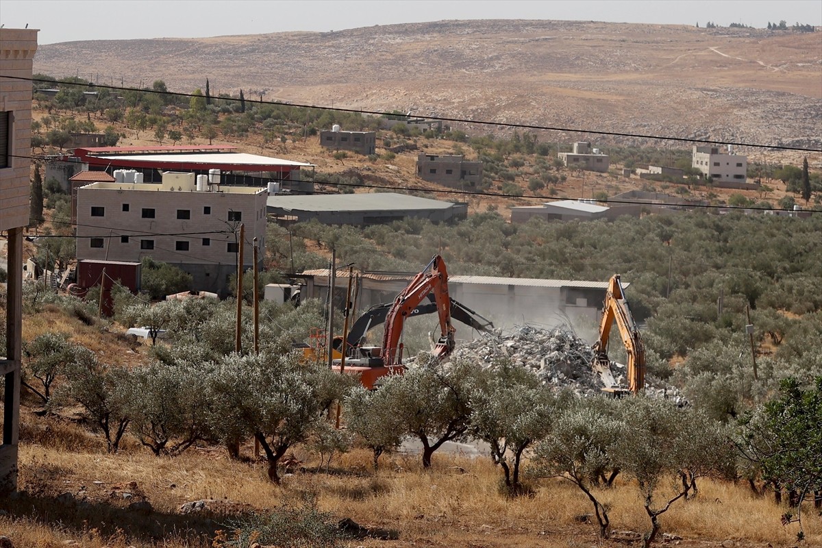 İsrail askerleri, işgal altındaki Batı Şeria'nın kuzeyinde bir Filistinlinin evini "ruhsatsız...