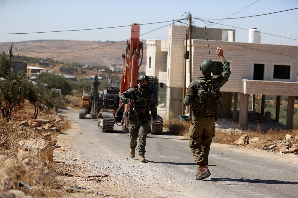 İsrail askerleri, işgal altındaki Batı Şeria'nın kuzeyinde bir Filistinlinin evini "ruhsatsız...