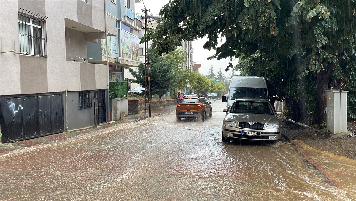 İstanbul'da gece başlayan yağmur yağışı bölgesel olarak etkisini sürdürürken trafikte araçlar...