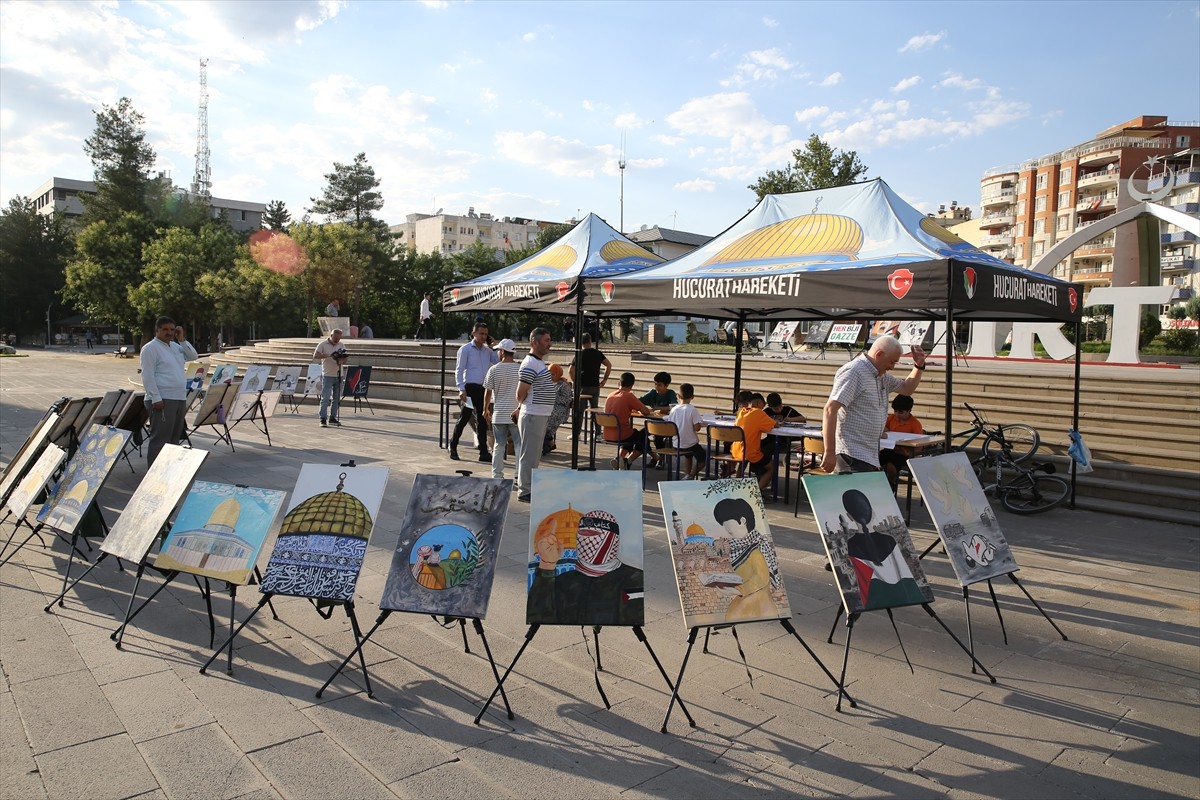 İstanbul'dan yola çıkan Eyüp Güzel ve kızı Şüheda Güzel, İsrail'in Gazze'ye yönelik saldırılarına...
