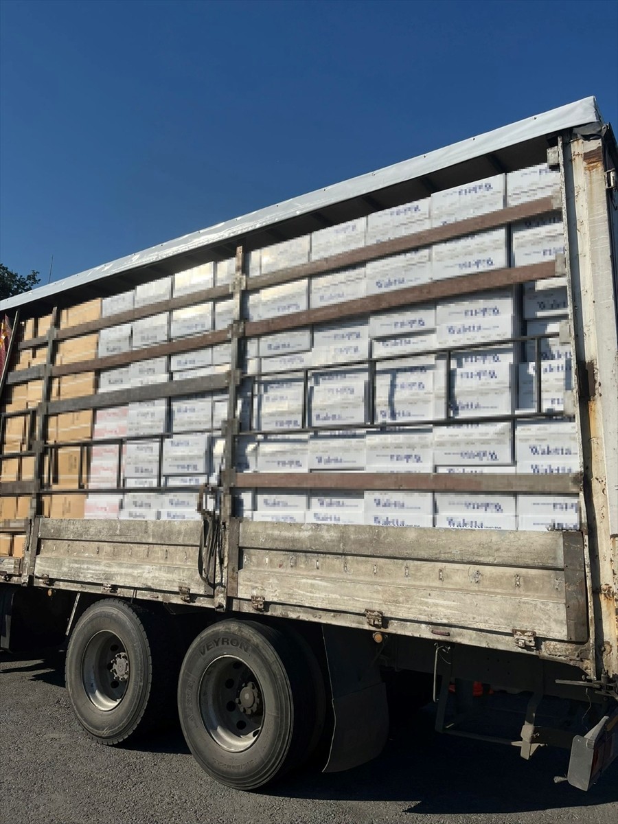 İstanbul'un 4 ilçesinde 5 ton 220 kilogram kaçak tütün ile 15 milyon 910 bin boş makaron (filtreli...