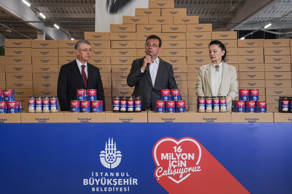 İstanbul Büyükşehir Belediye (İBB) Başkanı Ekrem İmamoğlu, İBB'nin İETT Başakşehir Kayabaşı Garajı...