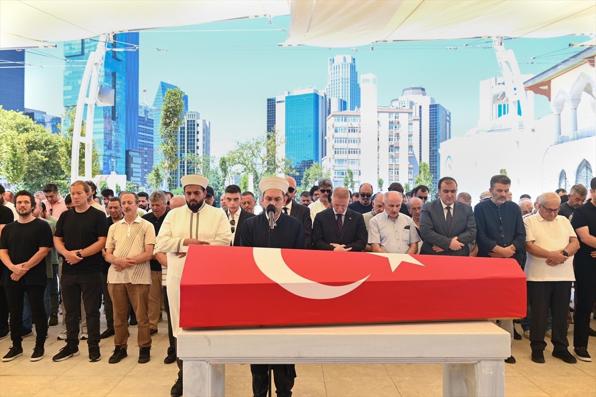 İstanbul Valisi Davut Gül, vefat eden emekli vali Rafet Üçelli'nin cenaze törenine katıldı.