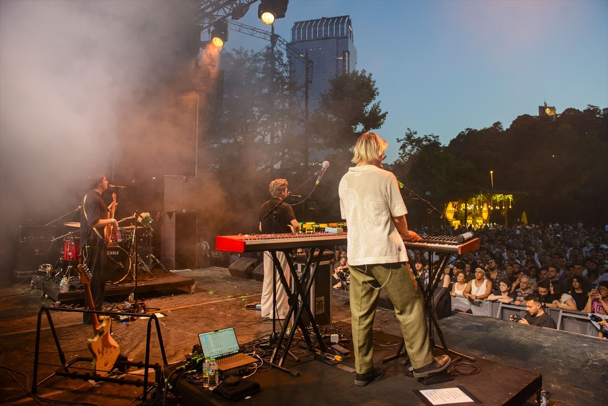 İzlandalı rock grubu Kaleo, KüçükÇiftlik Bahçe'de müzikseverlerle buluştu. Grup "Lonely Cowboy" ve...