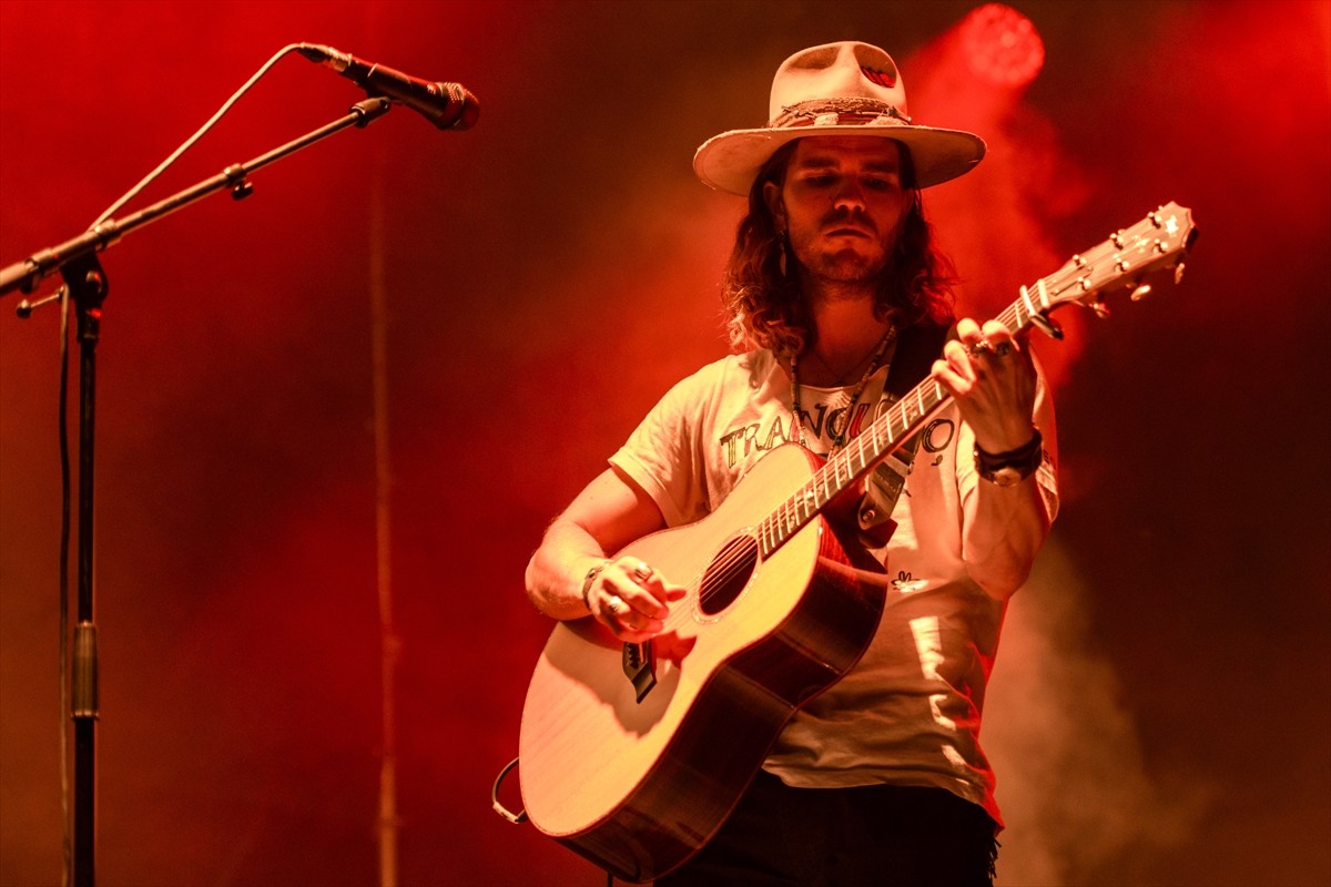 İzlandalı rock grubu Kaleo, KüçükÇiftlik Bahçe'de müzikseverlerle buluştu. Grup "Lonely Cowboy" ve...