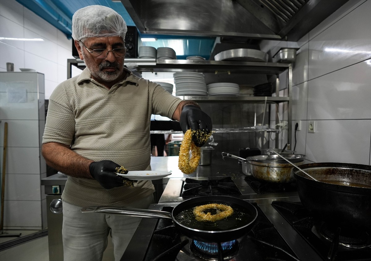 İzmir'de bir balık restoranı, kentte "gevrek" olarak tabir edilen simitten esinlenip levrek...