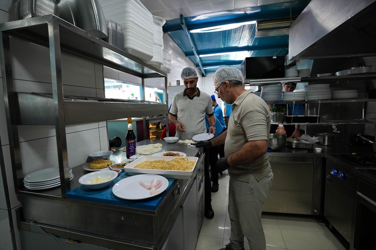 İzmir'de bir balık restoranı, kentte "gevrek" olarak tabir edilen simitten esinlenip levrek...