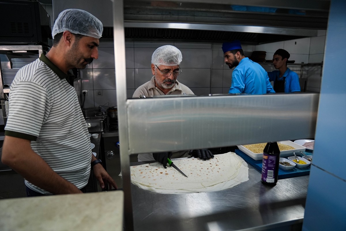 İzmir'de bir balık restoranı, kentte "gevrek" olarak tabir edilen simitten esinlenip levrek...