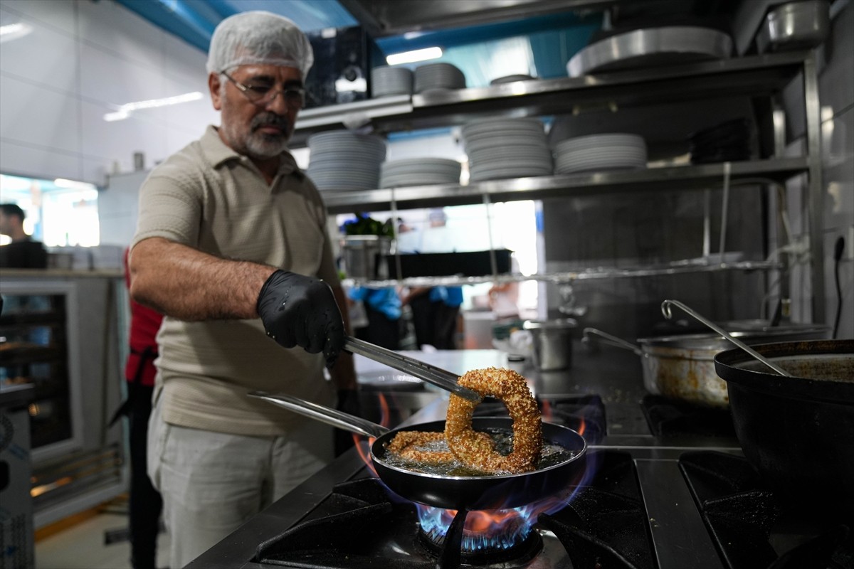 İzmir'de bir balık restoranı, kentte "gevrek" olarak tabir edilen simitten esinlenip levrek...