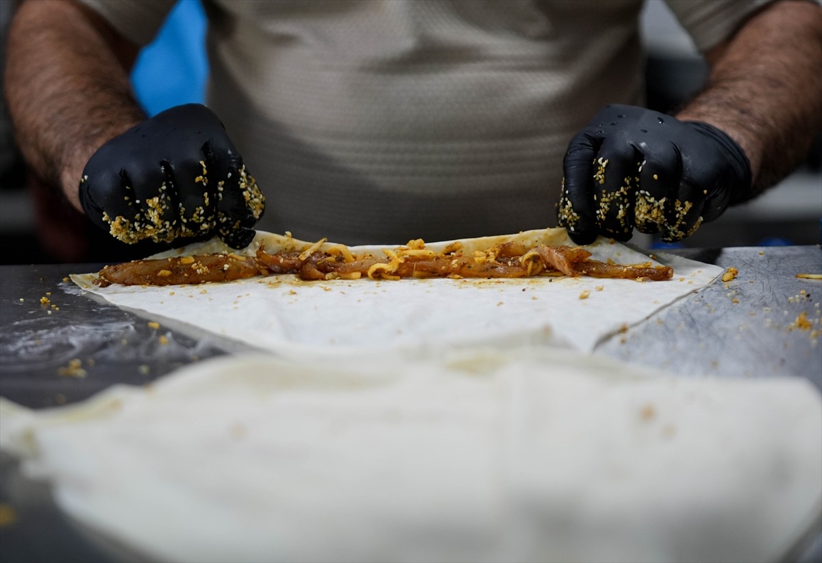 İzmir'de bir balık restoranı, kentte "gevrek" olarak tabir edilen simitten esinlenip levrek...