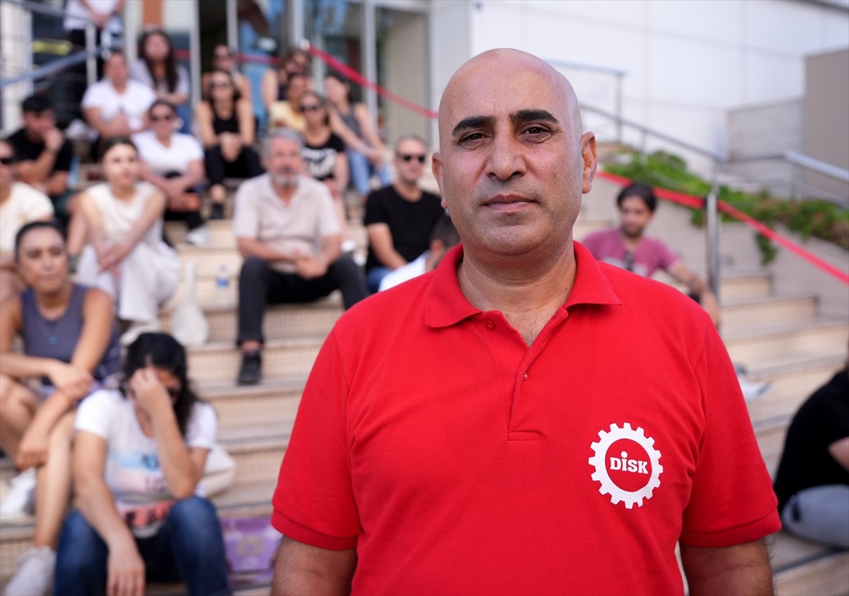 İzmir'de Çiğli Belediyesi'nde 10 Haziran'da işten çıkarılan 127 işçinin belediye önündeki eylemi...