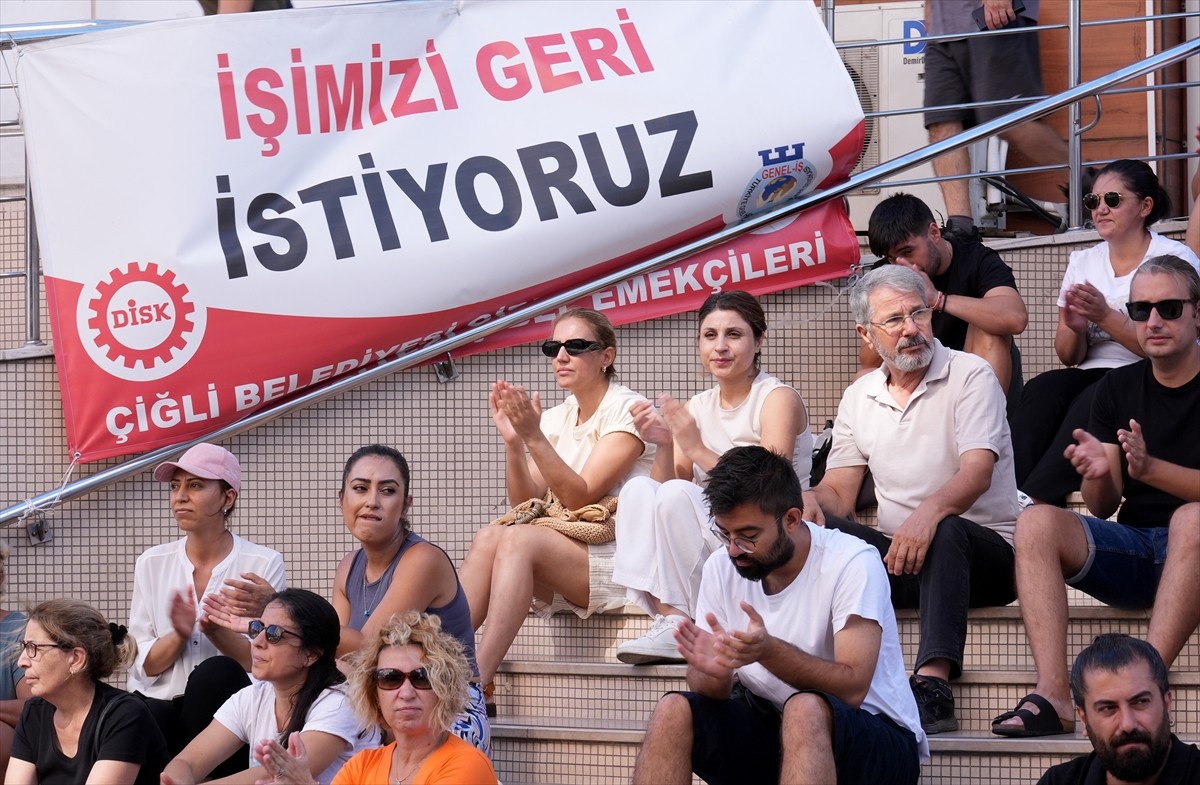 İzmir'de Çiğli Belediyesi'nde 10 Haziran'da işten çıkarılan 127 işçinin belediye önündeki eylemi...