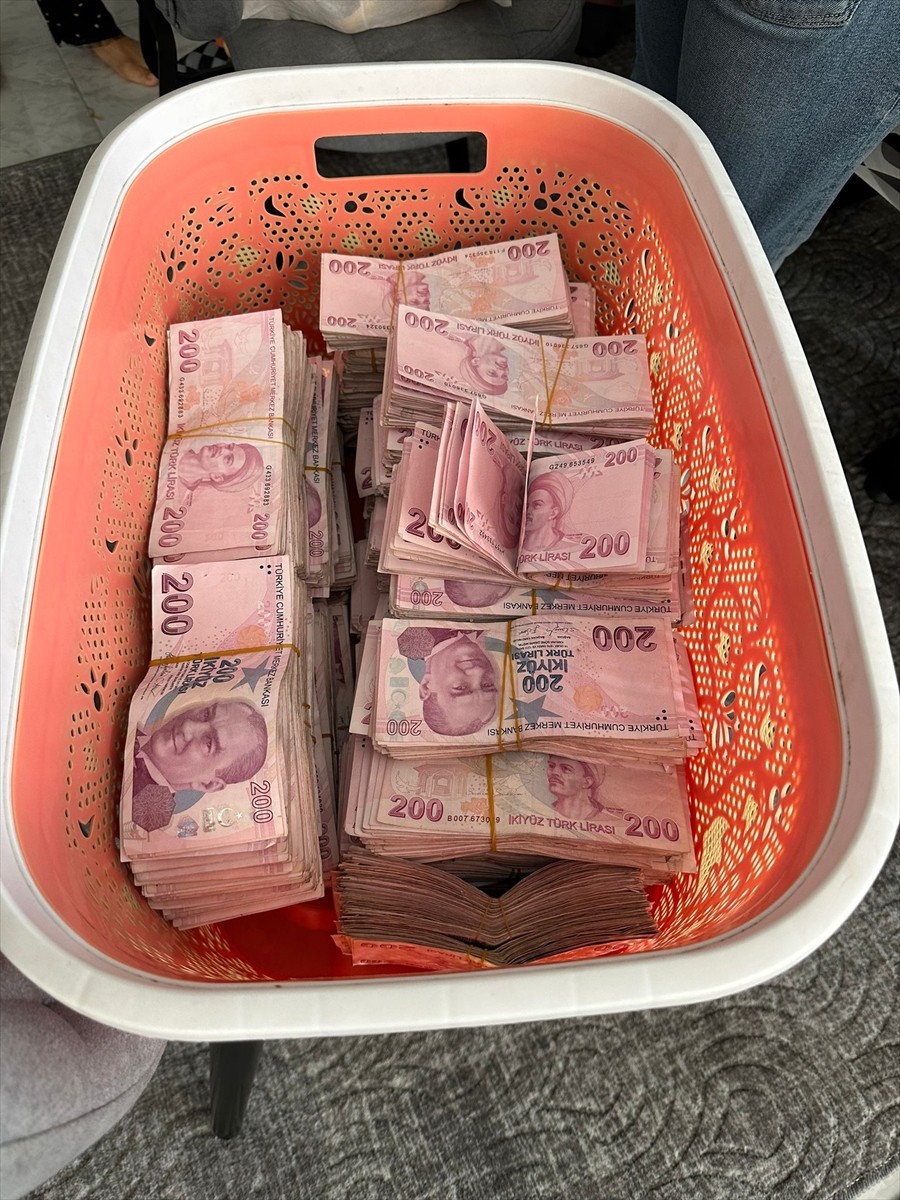 İzmir'de uyuşturucu ticareti yaptıkları ve elde ettikleri kara parayı çeşitli yöntemlerle...