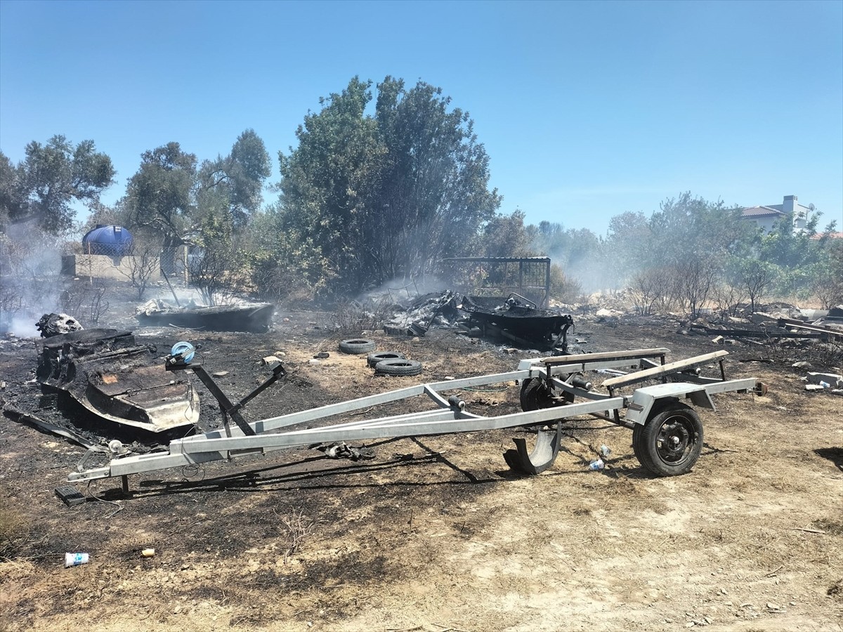 İzmir'in Çeşme ilçesi Germiyan Mahallesi'nde, makilik ve otluk alanda çıkan yangına havadan ve...