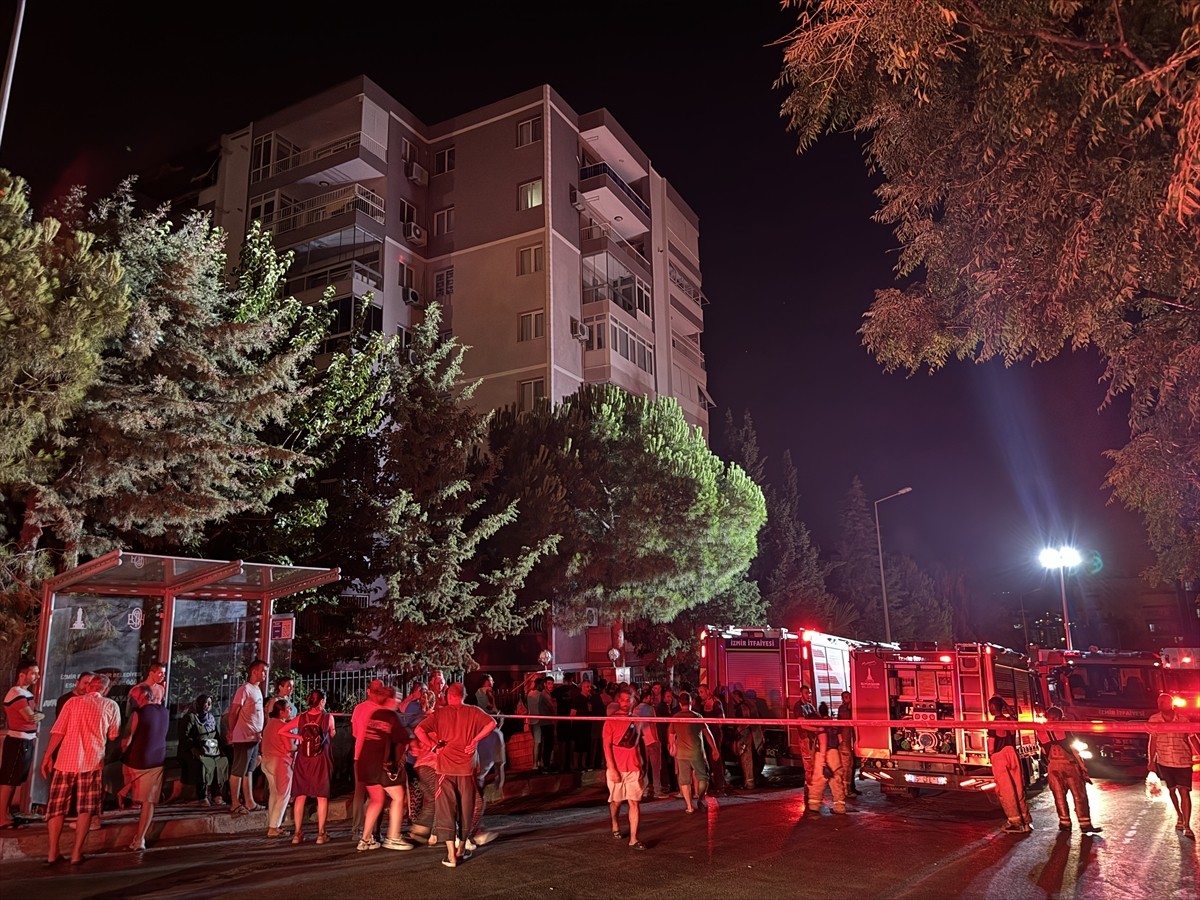 İzmir'in Karşıyaka ilçesindeki apartman dairesinde çıkan yangın itfaiye ekiplerinin müdahalesiyle...