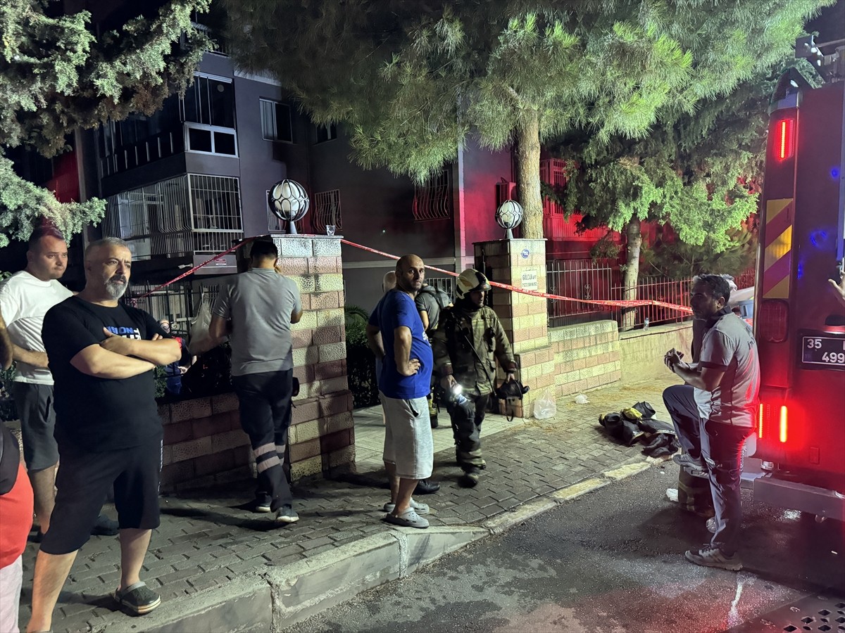 İzmir'in Karşıyaka ilçesindeki apartman dairesinde çıkan yangın itfaiye ekiplerinin müdahalesiyle...