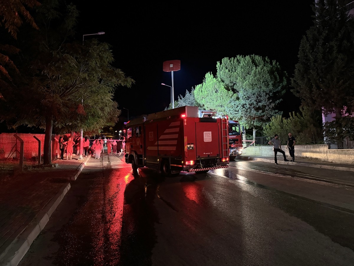 İzmir'in Karşıyaka ilçesindeki apartman dairesinde çıkan yangın itfaiye ekiplerinin müdahalesiyle...