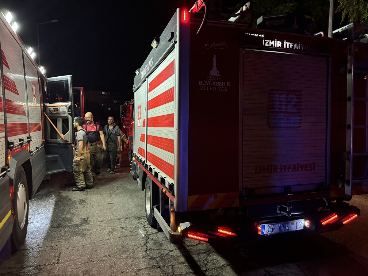 İzmir'in Karşıyaka ilçesindeki apartman dairesinde çıkan yangın itfaiye ekiplerinin müdahalesiyle...