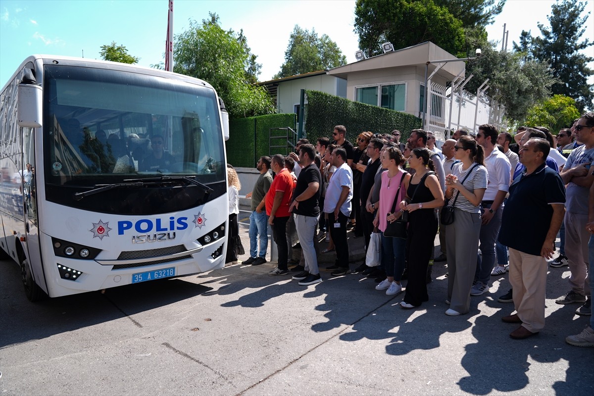 İzmir'in Konak ilçesinde sağanaktan korunmaya çalışırken elektrik akımına kapılan 2 kişinin...
