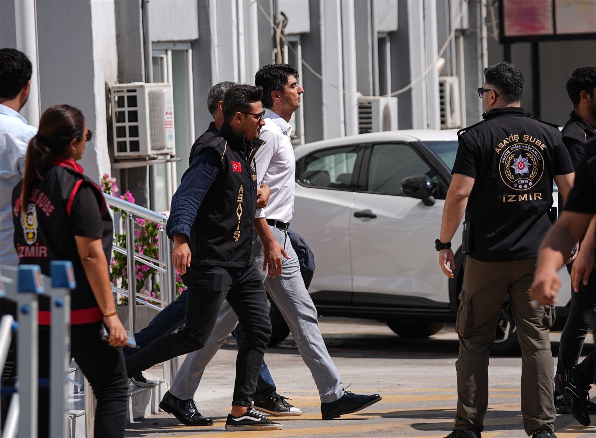 İzmir'in Konak ilçesinde sağanaktan korunmaya çalışırken elektrik akımına kapılan 2 kişinin...