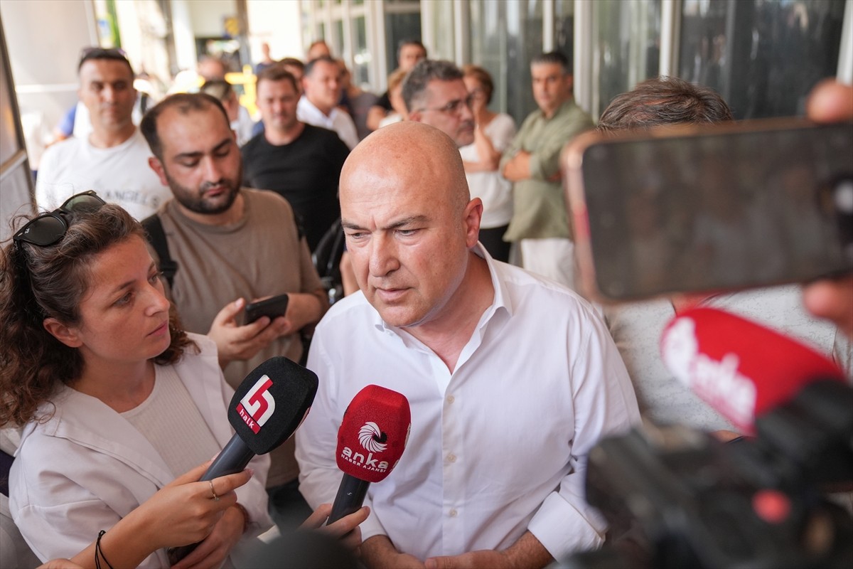 İzmir'in Konak ilçesinde sağanaktan korunmaya çalışırken elektrik akımına kapılan 2 kişinin...