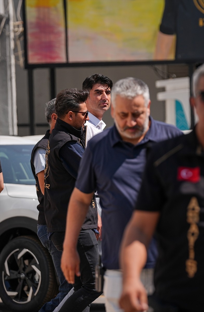 İzmir'in Konak ilçesinde sağanaktan korunmaya çalışırken elektrik akımına kapılan 2 kişinin...