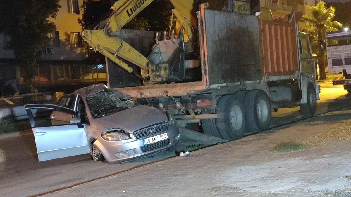 İzmir'in Ödemiş ilçesinde otomobilin park halindeki kamyona çarpması sonucu 2'si ağır 4 kişi...