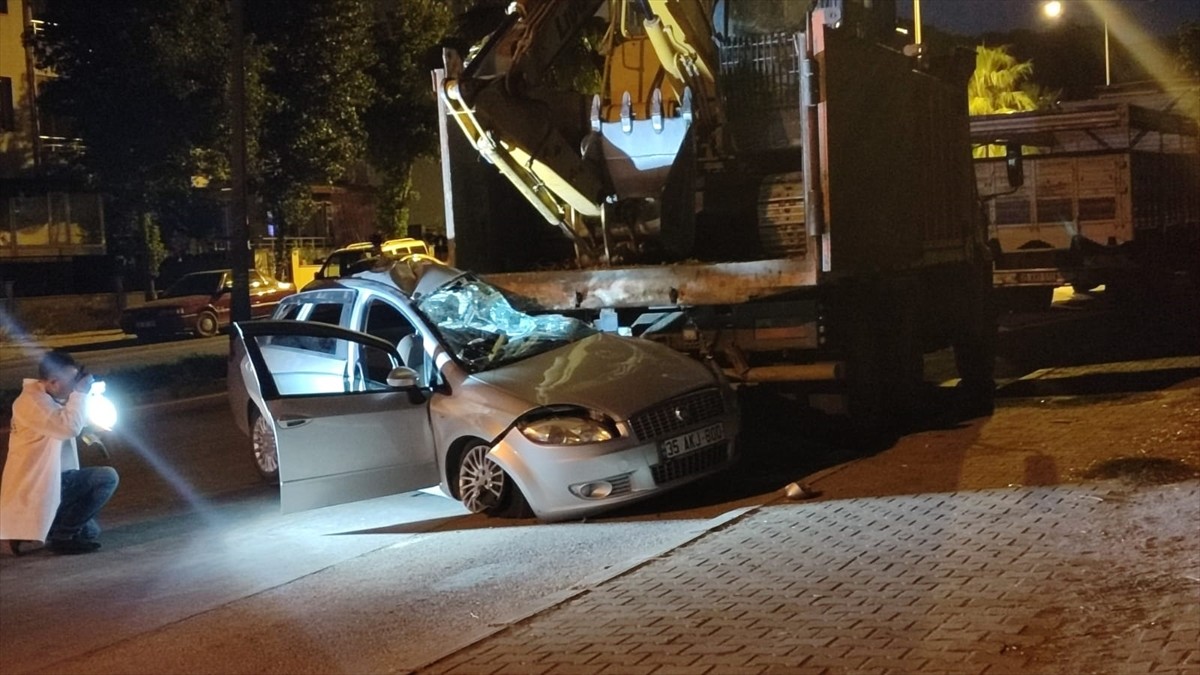 İzmir'in Ödemiş ilçesinde otomobilin park halindeki kamyona çarpması sonucu 2'si ağır 4 kişi...