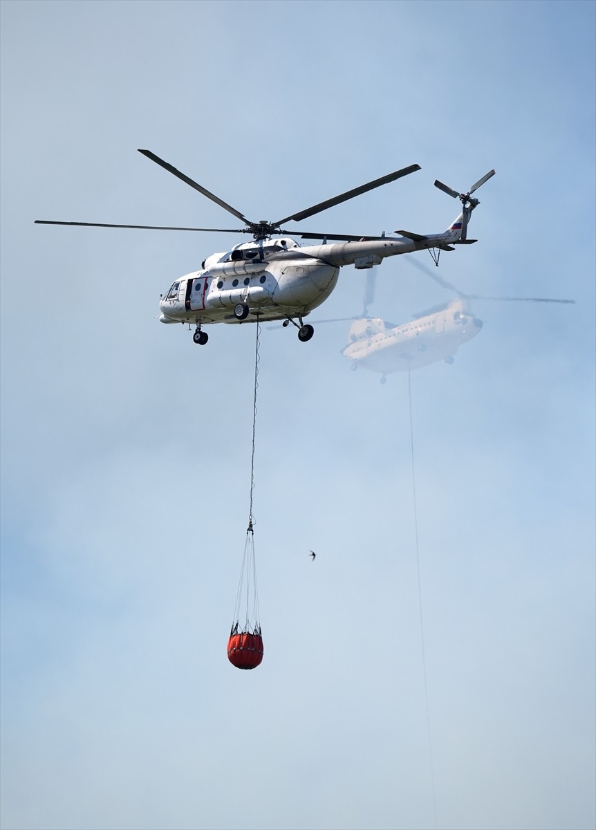 İzmir'in Urla ilçesinde çıkan orman yangınına havadan ve karadan müdahale ediliyor. 
