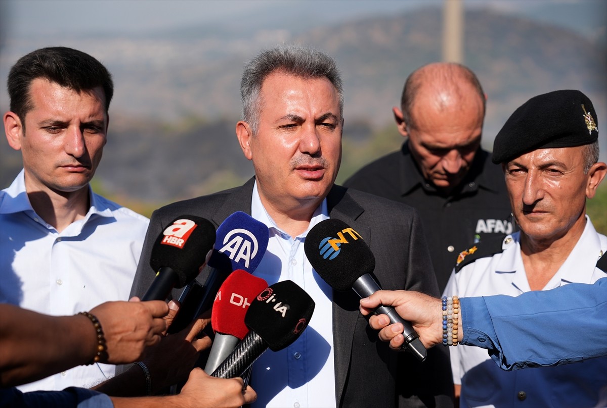 İzmir Valisi Süleyman Elban, İzmir'in Urla ilçesi Çeşmealtı mahallesinde çıkan orman yangını ile...